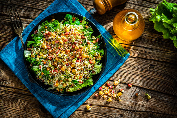салат из ростков фасоли на деревенском столе - concepts food lettuce bean стоковые фото и изображения
