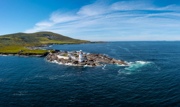vista aerea dello storico faro dell'isola di valentia nella contea di kerry nell'irlanda occidentale - anello di kerry foto e immagini stock
