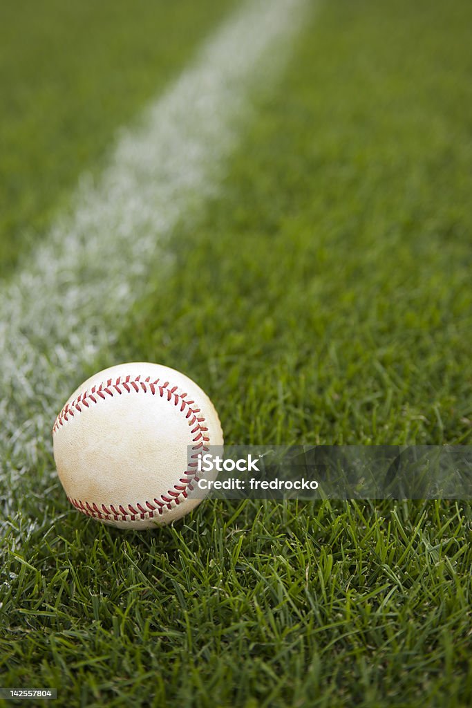 Baseball sur un terrain de base-ball lors d'un match de Baseball - Photo de Balle de baseball libre de droits