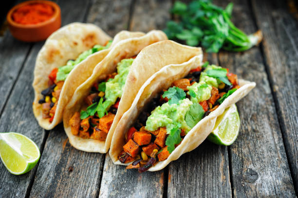 tacos veganos con frijoles negros, batata y guacamole y tortillas de pan plano - black bean salsa fotografías e imágenes de stock