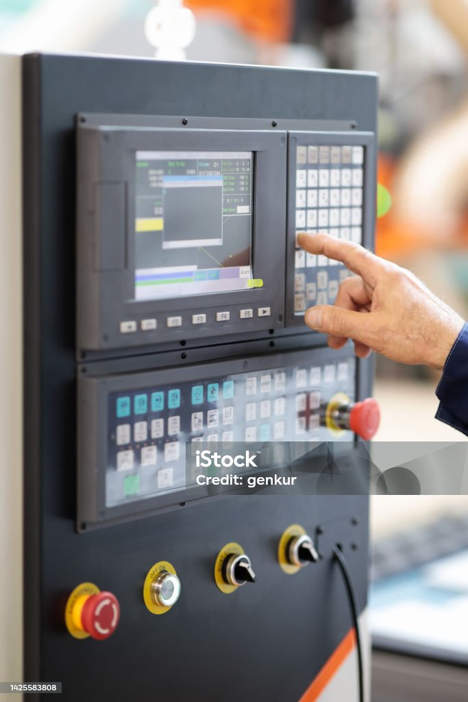 Operador De La Máquina Cnc Que Trabaja Con El Panel De Control Foto de  stock y más banco de imágenes de Adulto - iStock