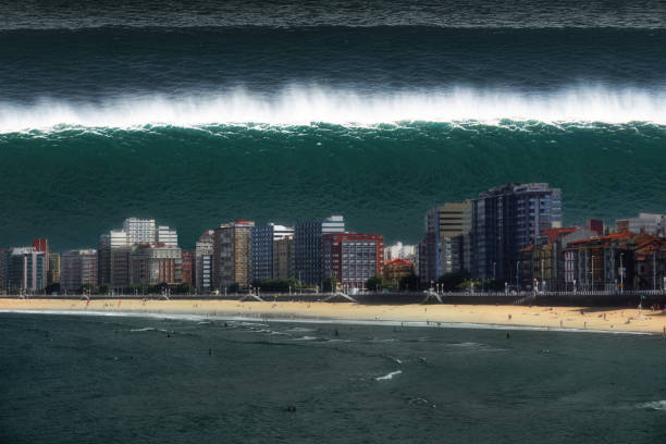 tsunami che si infrange sulla costa della città con grandi onde - botta grande foto e immagini stock