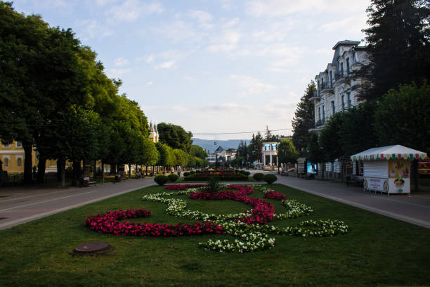 boulevard kurortny dans un lieu historique de kislovodsk - boulevard mansion road grounds photos et images de collection