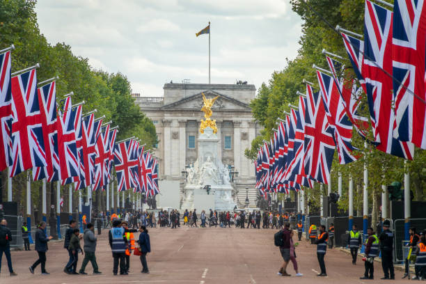 die mall mit britischen flaggen und dem buckingham-palast vor den beerdigungen von königin elizabeth ii. am 18. september 2022 in london, großbritannien, geschmückt - nationalfeiertag stock-fotos und bilder