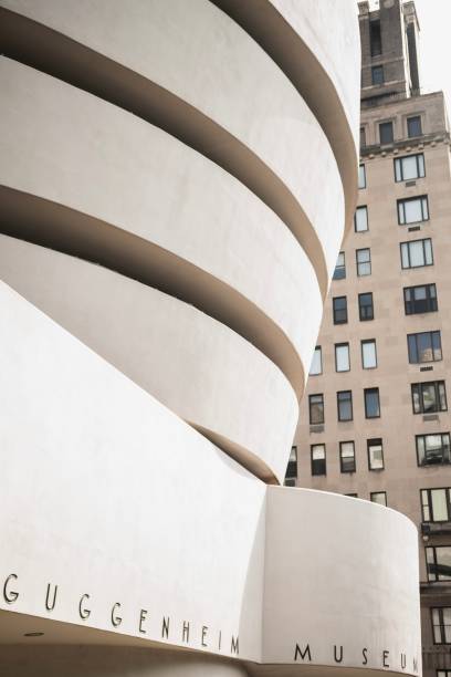 the guggenheim museum facade - museu solomon r guggenheim imagens e fotografias de stock