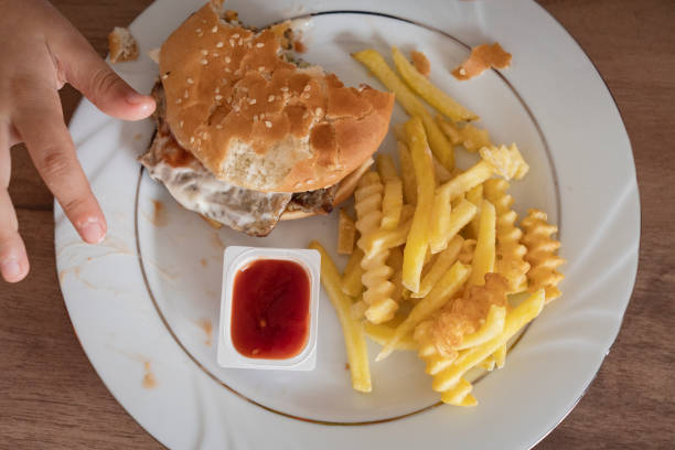 hamburger con patatine fritte - sandwich turkey potato chip plate foto e immagini stock