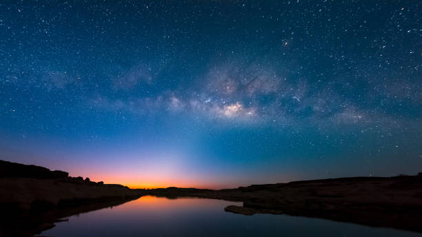 vía láctea y amanecer sobre el cañón sam pan bok, ubon ratchathani, tailandia - milky way galaxy star field nebula fotografías e imágenes de stock