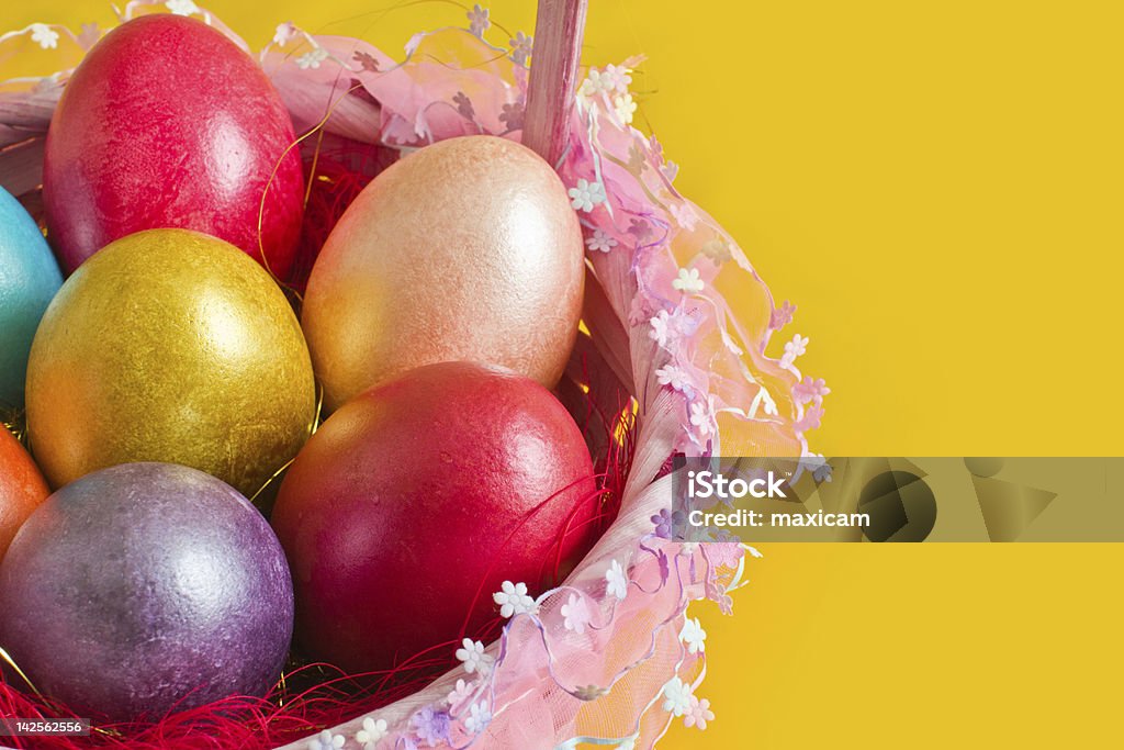 Cesta con coloridos huevos de Pascua - Foto de stock de Amarillo - Color libre de derechos