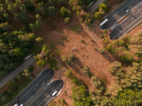 Een foto vanuit de lucht genomen met de drone van een wild ecoduct boven de A50. Via dit wild ecoduct kunnen wilde dieren veilig oversteken naar andere gebieden.