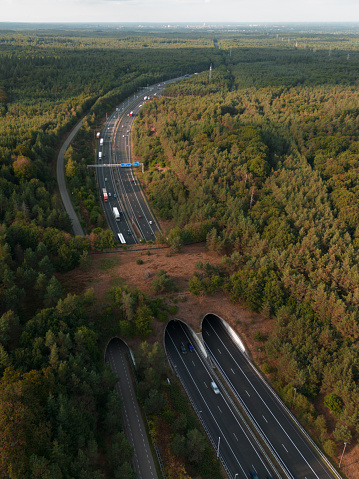 Een luchtfoto gemaakt met een drone van een wild ecoduct boven de A50 op de Veluwe. Dit ecoduct is speciaal gemaakt voor wilde dieren om veilig over te steken.