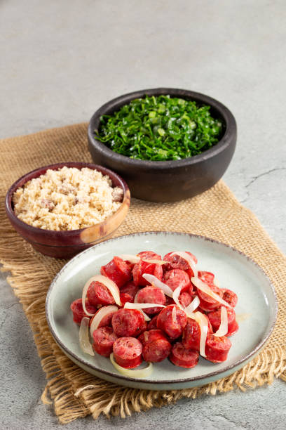 istock Sliced sausage with onion, green cabbage and farofa. 1425652712
