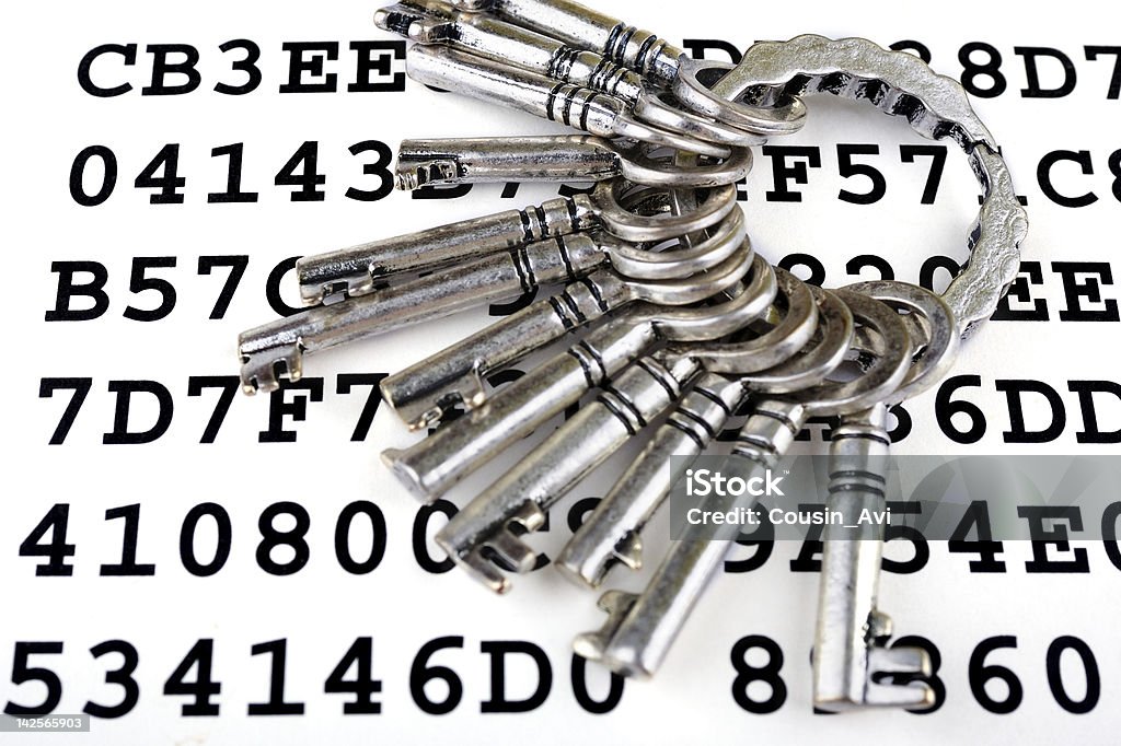 Ключи на лист с зашифрованные данные - Стоковые фото Без людей роялти-фри