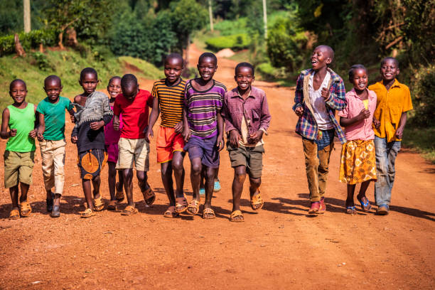 glückliche afrikanische kinder beim laufen, kenia, ostafrika - developing countries fotos stock-fotos und bilder