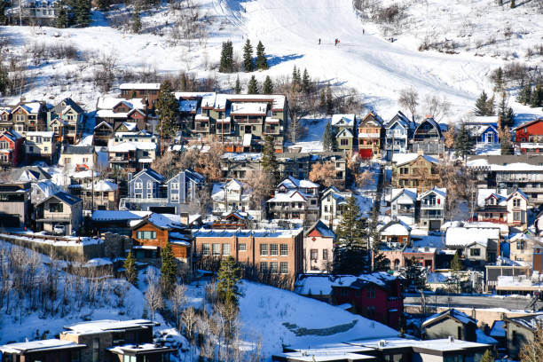 vacation homes crowded on the hillside in the downtown park city ski area during winter in the wasatch mountains near salt lake city, utah - estância de esqui imagens e fotografias de stock