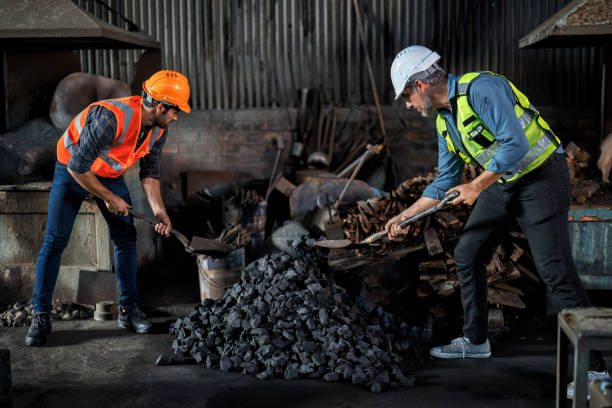 ingeniero trabajando juntos frente al horno en el taller de reparación de mantenimiento de la mina de carbón - hand shovel fotografías e imágenes de stock