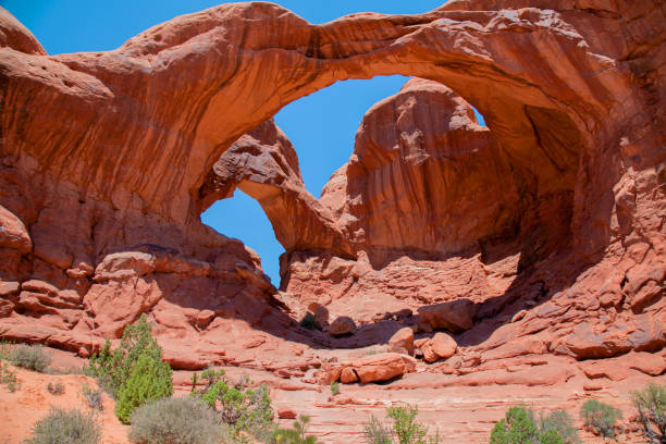 view on famous double arch in bryce canyon city, usa. red rock canyon mountain view. mountain red rocks in canyon desert. red rock canyon mountains. red rocks mountains. - bryce canyon national park imagens e fotografias de stock