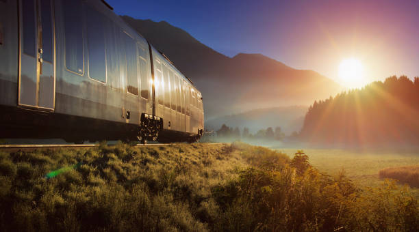 ferrovia e treno nelle alpi all'alba - zugspitze mountain mountain summer european alps foto e immagini stock