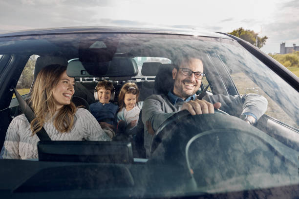 счастливая семья наслаждается, отправляясь в отпуск на машине. - car стоковые фото и изображения