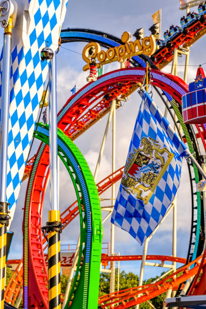 뮌헨의 옥토버 페스트에서의 전형적인 승차 - ferris wheel wheel oktoberfest carnival 뉴스 사진 이미지