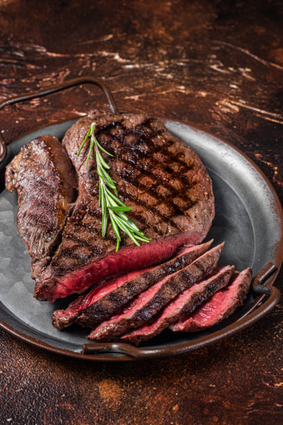 grilled medium rare top sirloin beef steak or rump steak on a steel tray. dark background. top view - top sirloin imagens e fotografias de stock