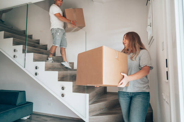 istock friends moving house all together 1425799954