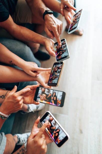 udostępnianie selfie w mediach społecznościowych - mobile phone group of people photographing teenager zdjęcia i obrazy z banku zdjęć