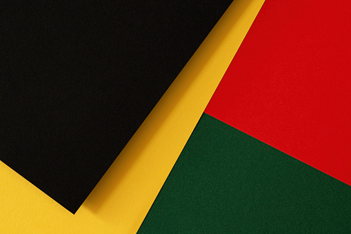 Fondo de papel geométrico abstracto negro, rojo, amarillo, verde. Fondo de color del Mes de la Historia Negra con espacio de copia para el texto photo