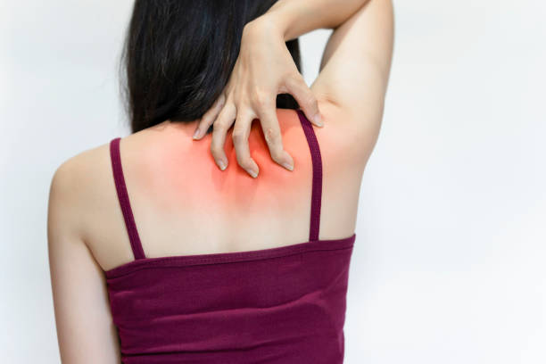 las mujeres tienen dolor de espalda u hombro por sentarse incorrectamente, hacer ejercicio o tener síndrome de oficina. - escapula fotografías e imágenes de stock