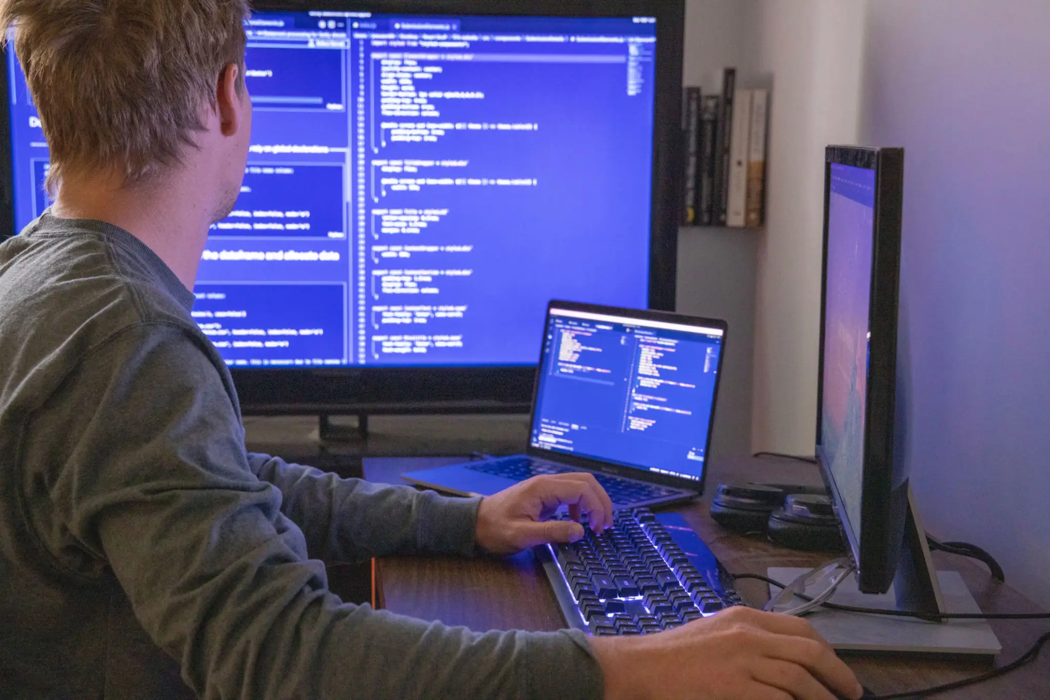 컴퓨터 프론트엔드 스킬 업그레이드! 2 Young man uses multiple computers while coding, developing web site