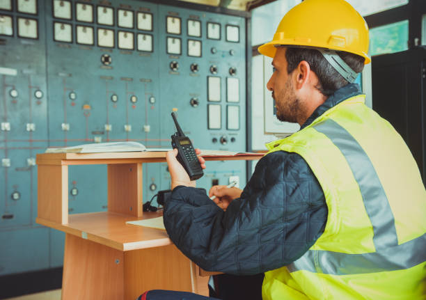 전기 기술자가 발전소의 전기 실에서 일하고 있습니다. - computer control room hardhat computer monitor 뉴스 사진 이미지