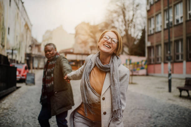 estilo de vida interracial de pareja de personas mayores - human face heterosexual couple women men fotografías e imágenes de stock