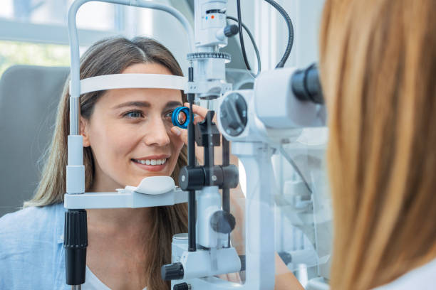 Look here please Doctor and patient in ophthalmology clinic eye exam stock pictures, royalty-free photos & images