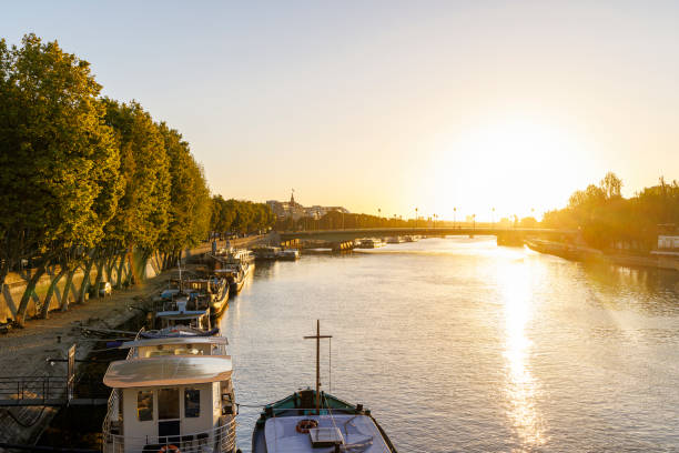 istock Paris street scene 1425876928