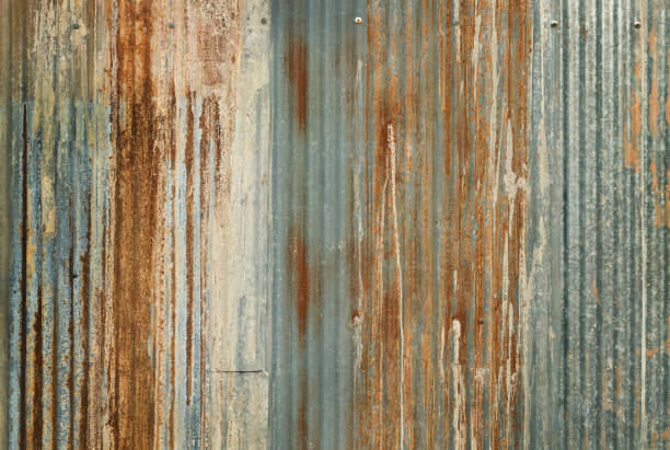 vieux fond de texture de mur de zinc, rouillé sur la tôle galvanisée de panneau de métal. - corrugated iron tin rusty metallic photos et images de collection