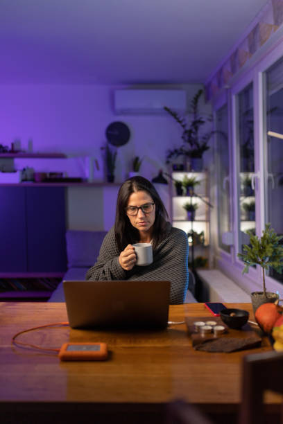 istock Cold night for working late 1425916790