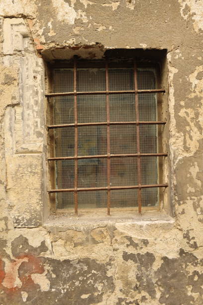 ventana está protegida contra ladrones con una rejilla de metal - geschützt fotografías e imágenes de stock