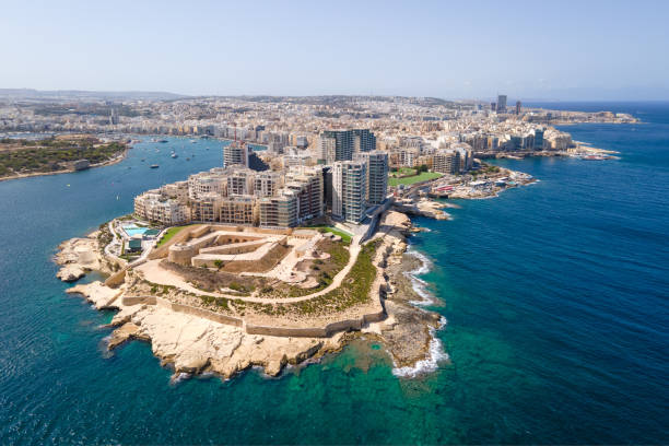 tigne point, una zona residencial en la punta de la península de sliema, malta - islas de malta fotografías e imágenes de stock