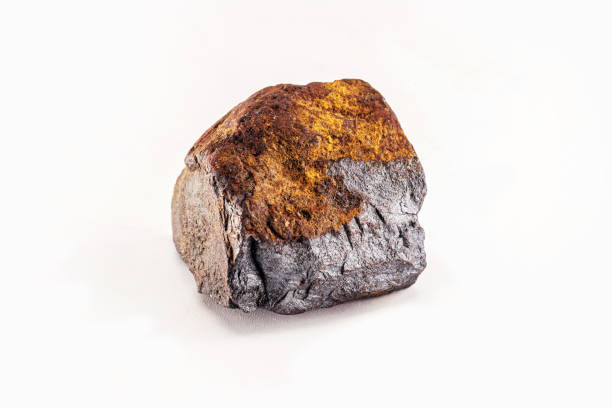 minerai d’acier, produit à partir de minerai de fer, fond blanc isolé - haematite photos et images de collection