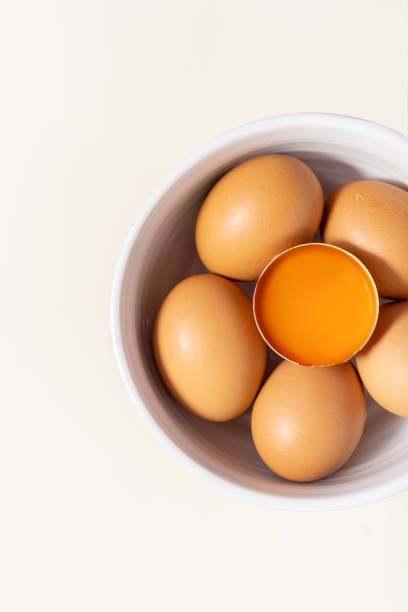 전체 계란, 달걀 노른자, 그리고 흰색 배경에 고립 된 깨진 것. 상단 보기. 텍스트를위한 장소. - eggs bowl cracked dining table 뉴스 사진 이미지