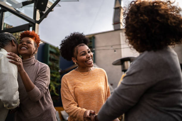 woman greeting friends - aankomst-fotos stockfoto's en -beelden