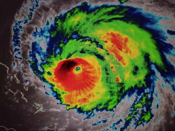 hurrikan fiona wird zu einem gefährlichen sturm der kategorie 4 über dem atlantik südlich von bermuda - hurricane stock-fotos und bilder