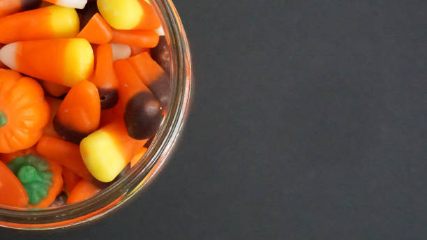 barattolo di candy corn - candy halloween candy corn jar foto e immagini stock