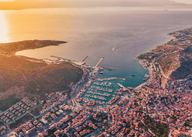 vue aérienne du port de cesme, izmir - izmir photos et images de collection