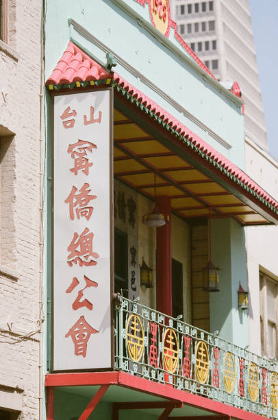 красочная архитектура в китайском квартале сан-франциско - chinatown san francisco chinatown san francisco county cityscape стоковые фото и изображения