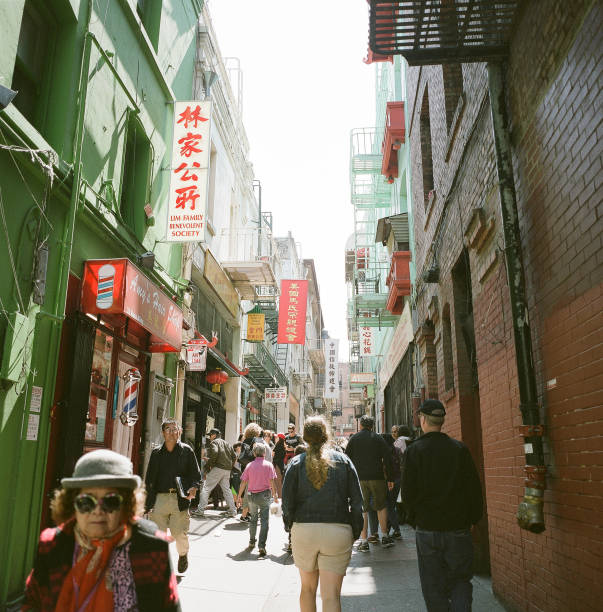 китайский квартал alley - chinatown san francisco chinatown san francisco county cityscape стоковые фото и изображения