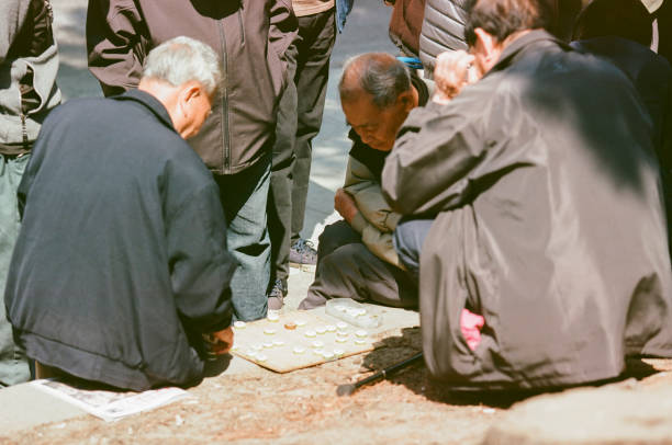 ajedrez chino en chinatown, san francisco - chinese chess fotografías e imágenes de stock