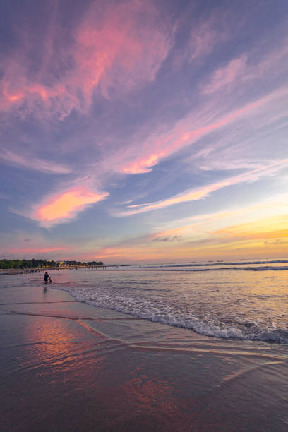 piękno zachodu słońca na plaży kuta bali jest nieporównywalne - kuta beach zdjęcia i obrazy z banku zdjęć