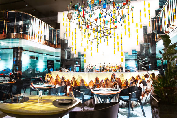 interior de un restaurante de lujo con grandes drusas de cristal - druze fotografías e imágenes de stock