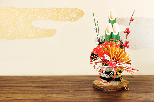正月飾りの門松を部屋に飾る年賀状Kadomatsu for New Year's decoration for New Year's Eve. A Japanese event to celebrate the New Year.Kadomatsu for New Year's decoration for New Year's Eve. A Japanese event to celebrate the New Year.