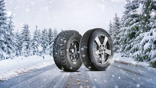 close up different winter tires on a snowy road in the mountains - snow storm - off road vehicle snow 4x4 driving imagens e fotografias de stock